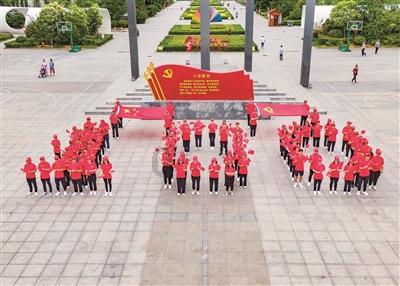 明朝大清官海瑞听闻恶官来搜刮钱财，心生一计，整得恶官绕道而行